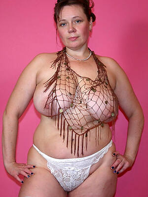 mature chubby moms showing her sexy body