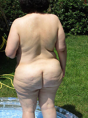 pretty mature bbw feet ass and pussy outdoor