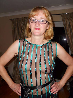 naked blonde mature in glasses erpyic dressed